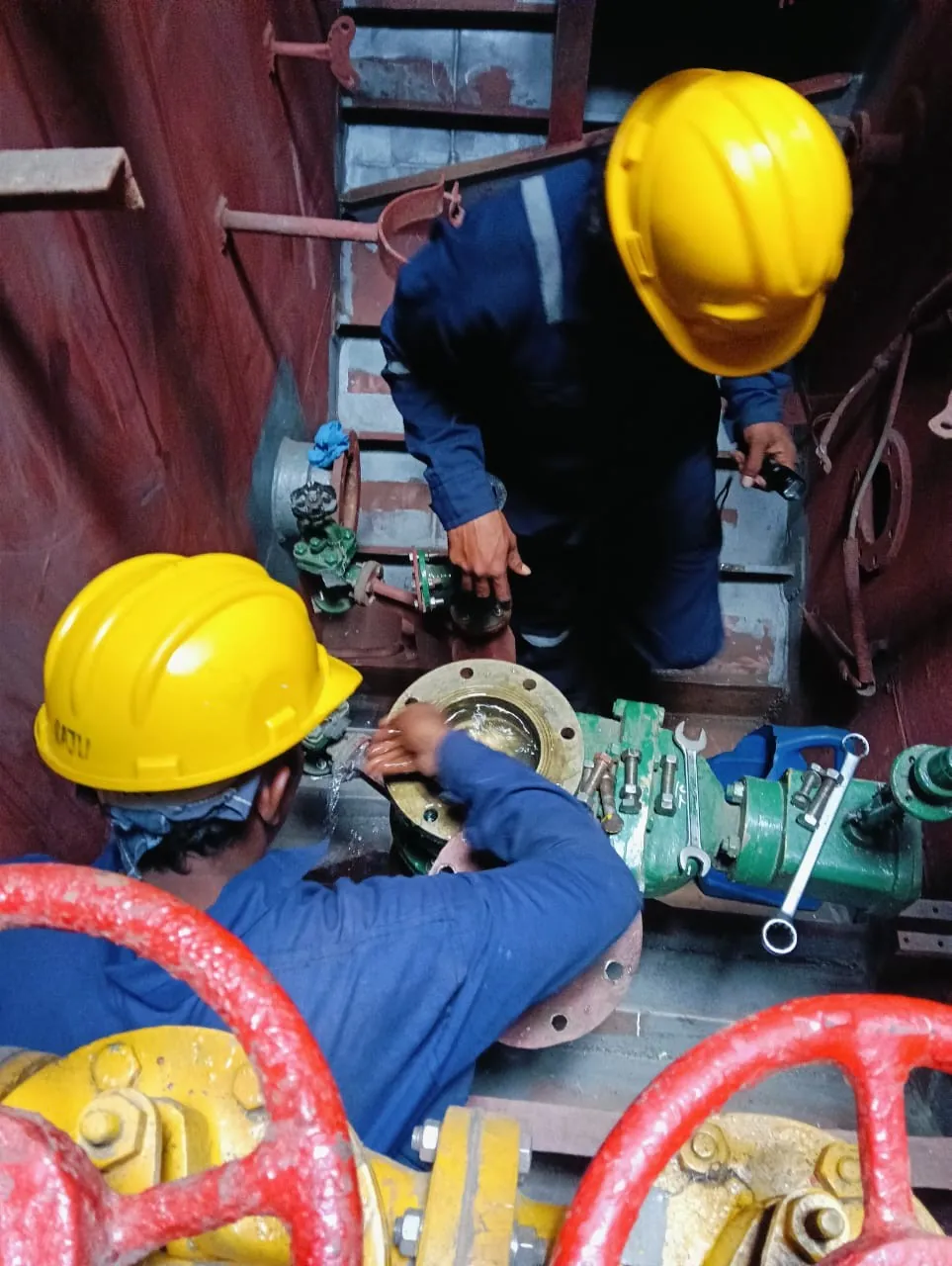 PEWV technicians carrying out machinery work during the INS Kalpeni refit.