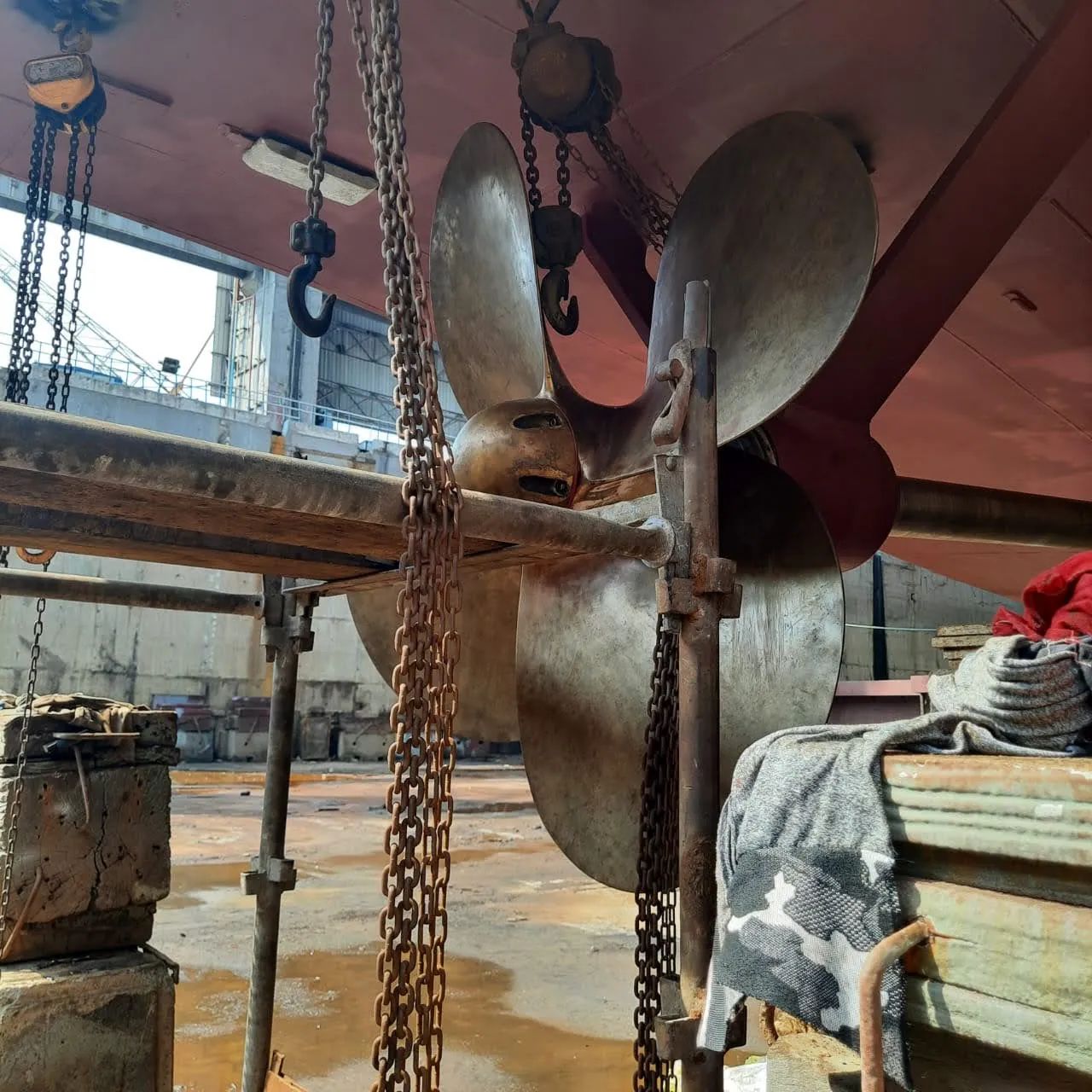 Propeller and stern arrangement during the INS Astradharini refit.